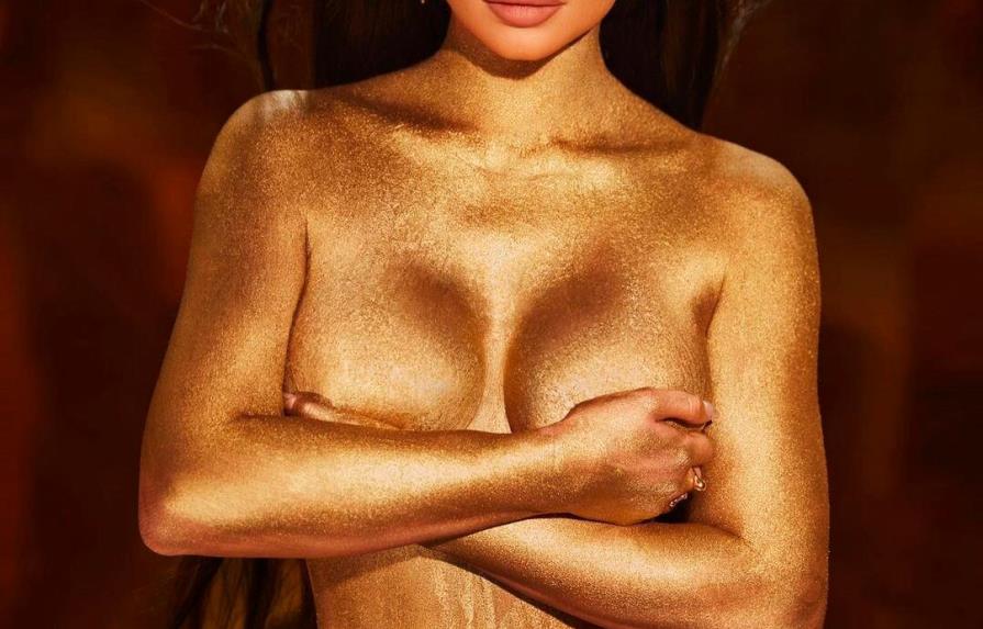 Kylie Jenner posa semidesnuda y cubierta en pintura 