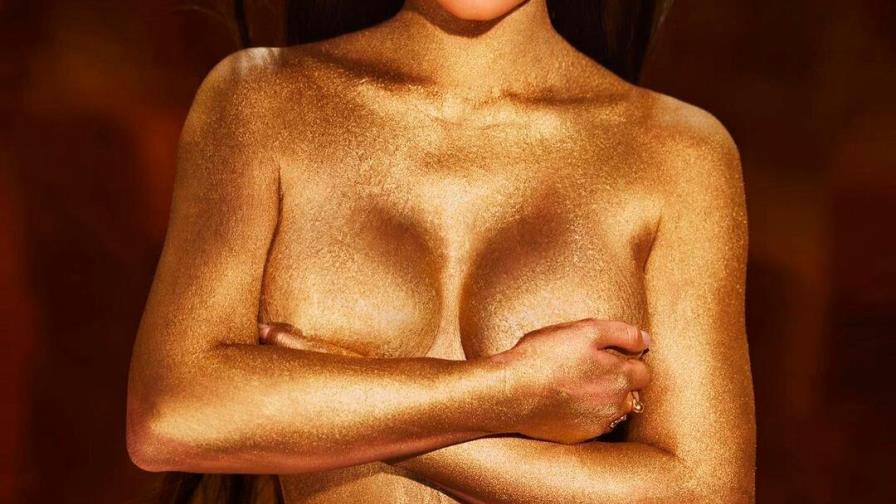 Kylie Jenner posa semidesnuda y cubierta en pintura 