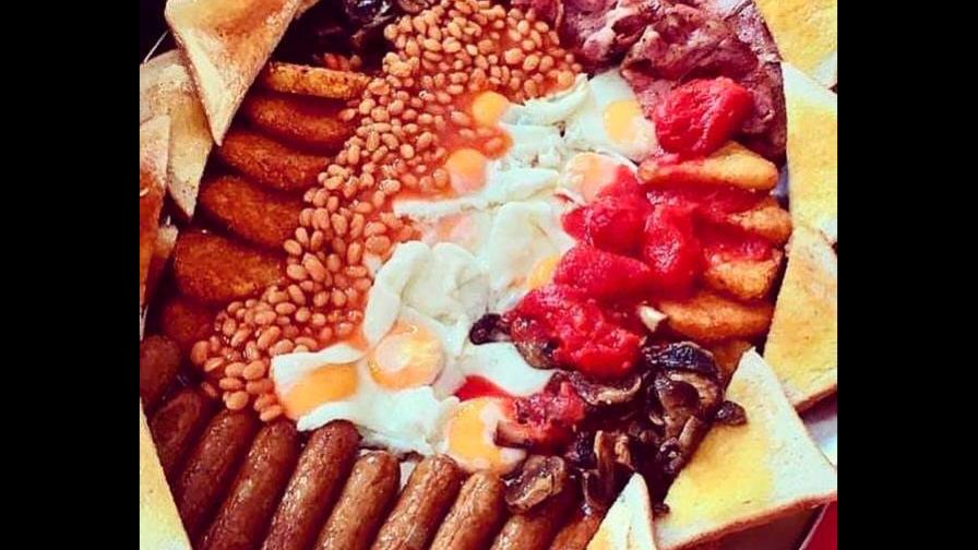 17 mil calorías: el plato que ofrece una cafetería británica como desayuno