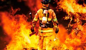 Calor de incendio dispara arma cargada, hiere a bombero