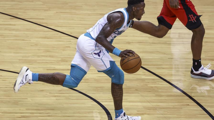 Rozier anota 25 puntos; Hornets aplastan a Rockets
