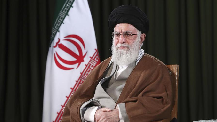 Irán rechaza ayuda de EEUU, cita teoría de la conspiración Irán rechaza ayuda de EEUU, cita teoría de la conspiración