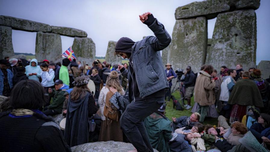 Pese a exhorto, se aglomeran en Stonehenge para solsticio