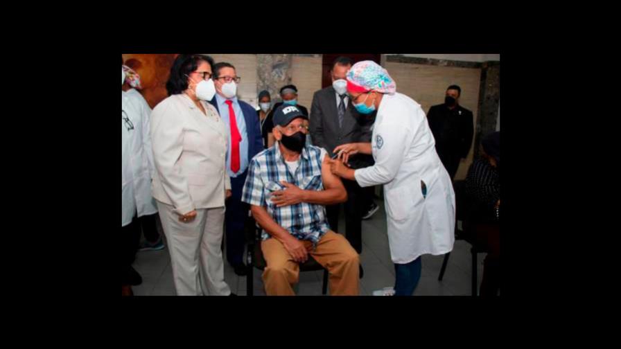 UASD suspende de forma temporal vacunación contra COVID-19