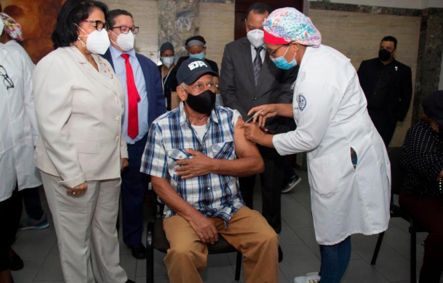 UASD instala 15 puestos de vacunación contra COVID-19 para mayores de 70 años