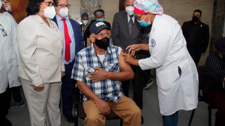 UASD instala 15 puestos de vacunación contra COVID-19 para mayores de 70 años UASD instala 15 puestos de vacunación contra COVID-19 para mayores de 70 años