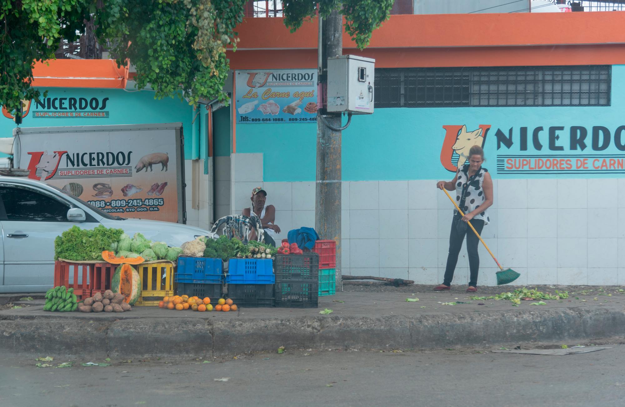 Algunos han vuelto a colocar sus mercancías en las aceras.