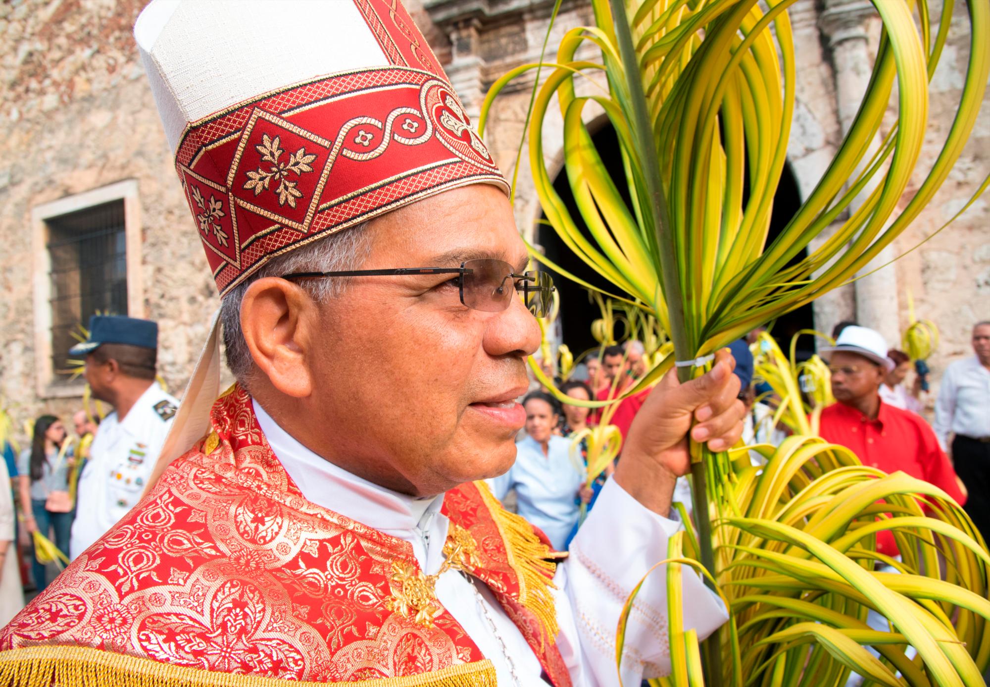 El arzobispo metropolitano de Santo Domingo, monseñor Francisco Ozoria participa en la procesión de Domingo de Ramos en la zona colonial de la ciudad de Santo Domingo, República Dominicana.