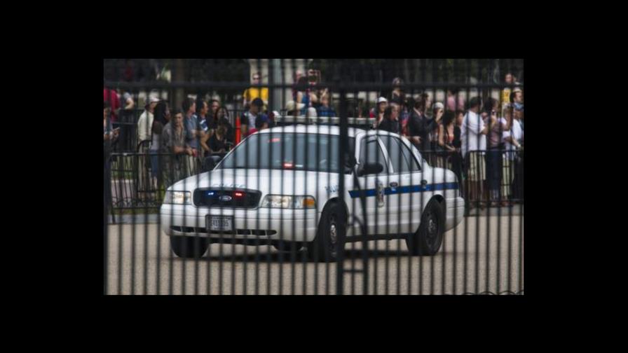 Ladrón de coches se queda atrapado en un vehículo y llama a la Policía para que lo saquen