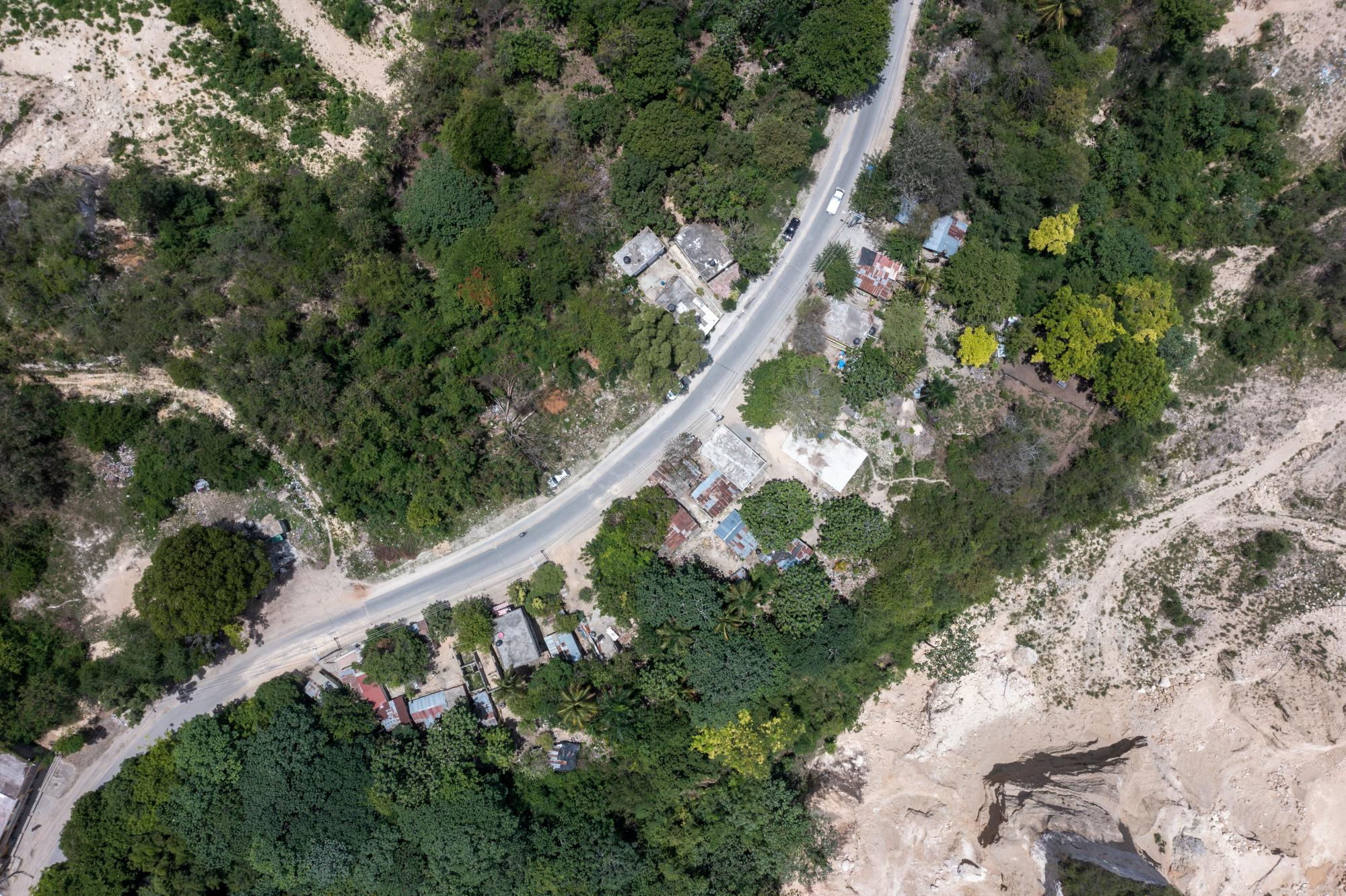 La carretera Sánchez Vieja pasa por Cambelén, una comunidad con minas a ambos lados, el 14 de junio de 2021.