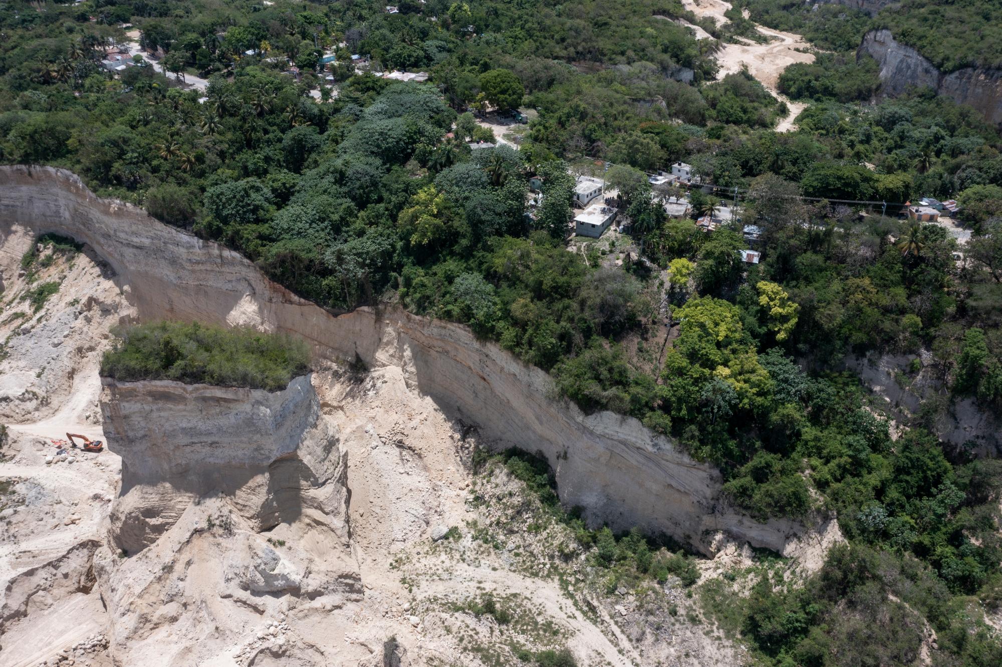 Cambelén tiene excavaciones mineras a ambos lados. Así se ve en la imagen tomada el 14 de junio de 2021.