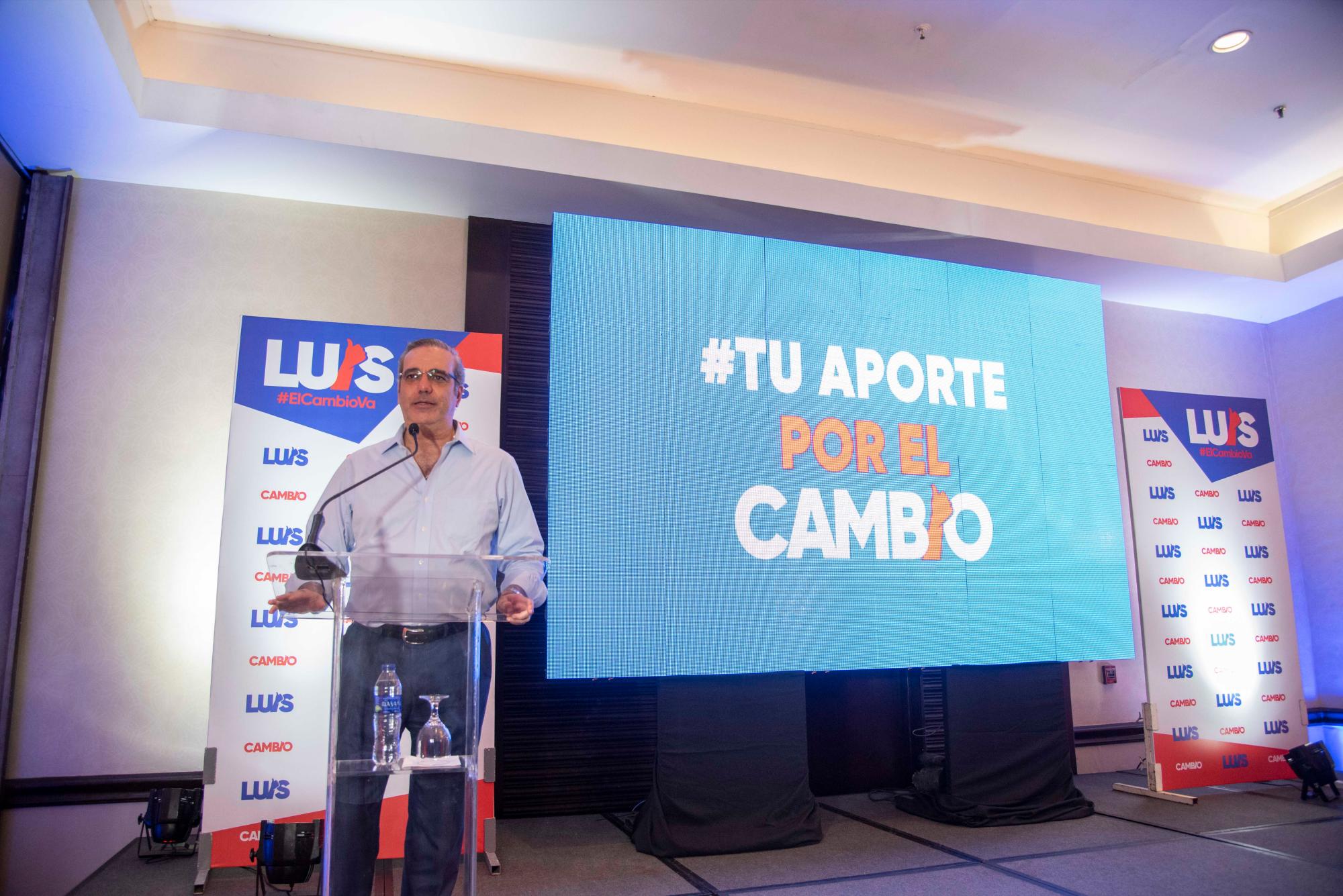 Abinader habla al público en un escenario alusivo al lanzamiento de “Aporta por el Cambio”.