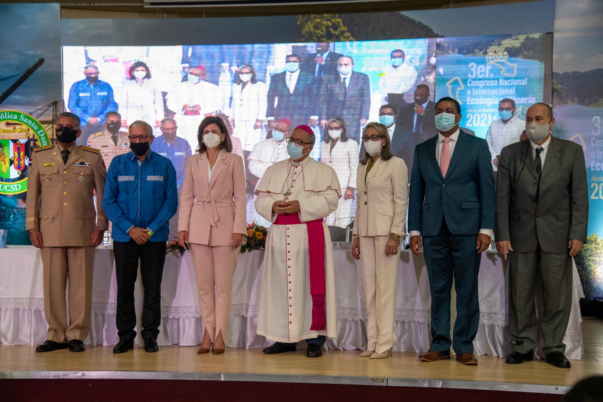 Integrantes de la mesa de honor desde la izquierda, general de brigada Francisco Ovalle Pichardo, Sergio Abreu, Raquel Peña, Benito Ángeles, Fanny Torres, Víctor D’ Aza y Rafael Bello.