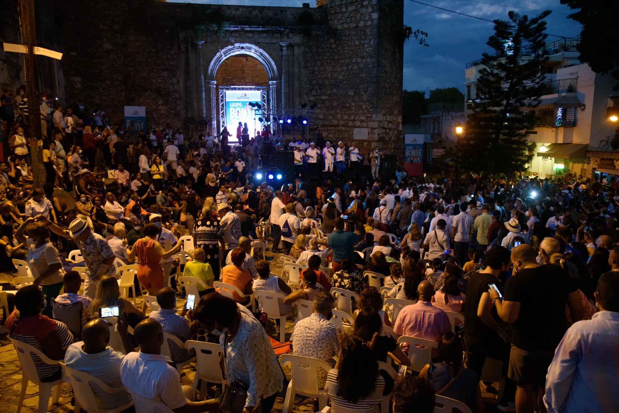Bonyé delvolvió la alegría a la Zona Colonial