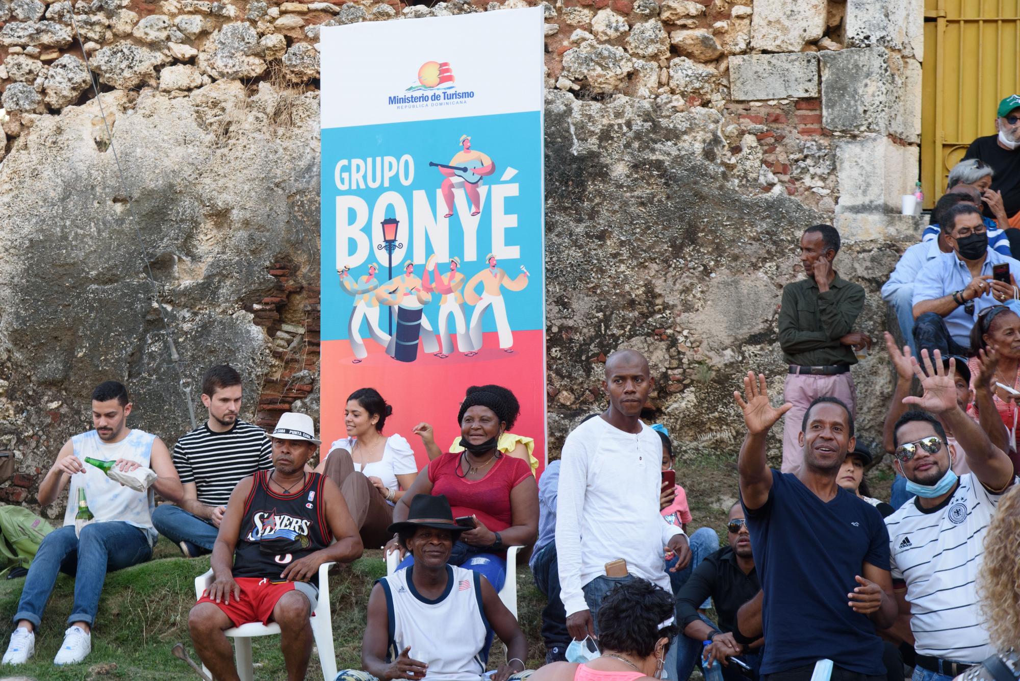 Los asistentes al primer concierto en el regreso de Bonyé a la Zona Colonial, se dieron cita desde muy temprano (Foto: Francisco Arias / Diario Libre)