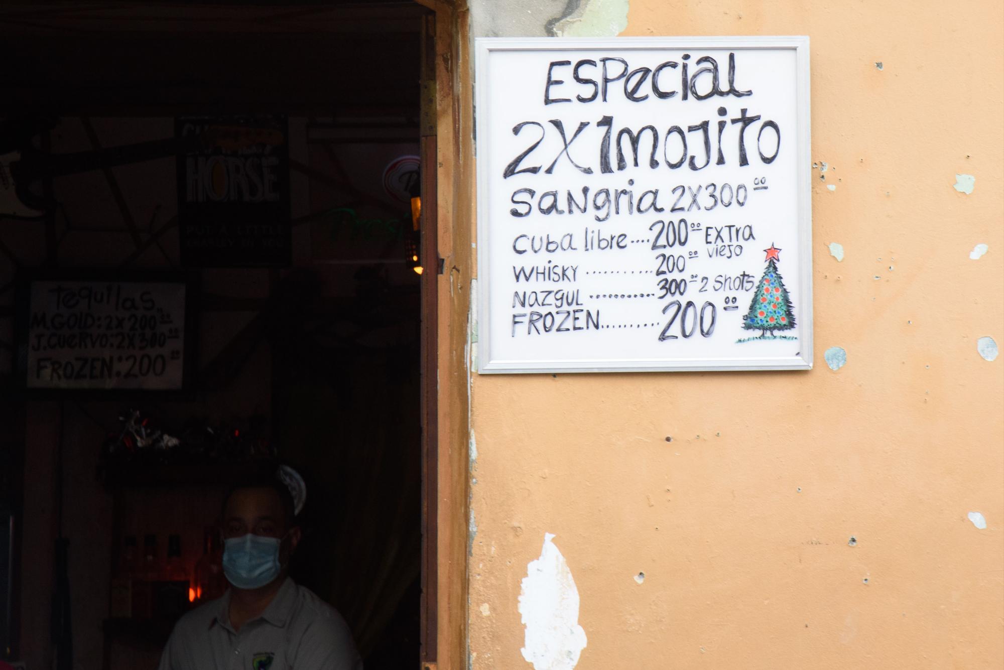 Los comercios que expenden bebidas alcohólicas lanzaron especiales para aprovechar el regreso de los conciertos a la zona colonial (Foto: Francisco Arias / Diario Libre)