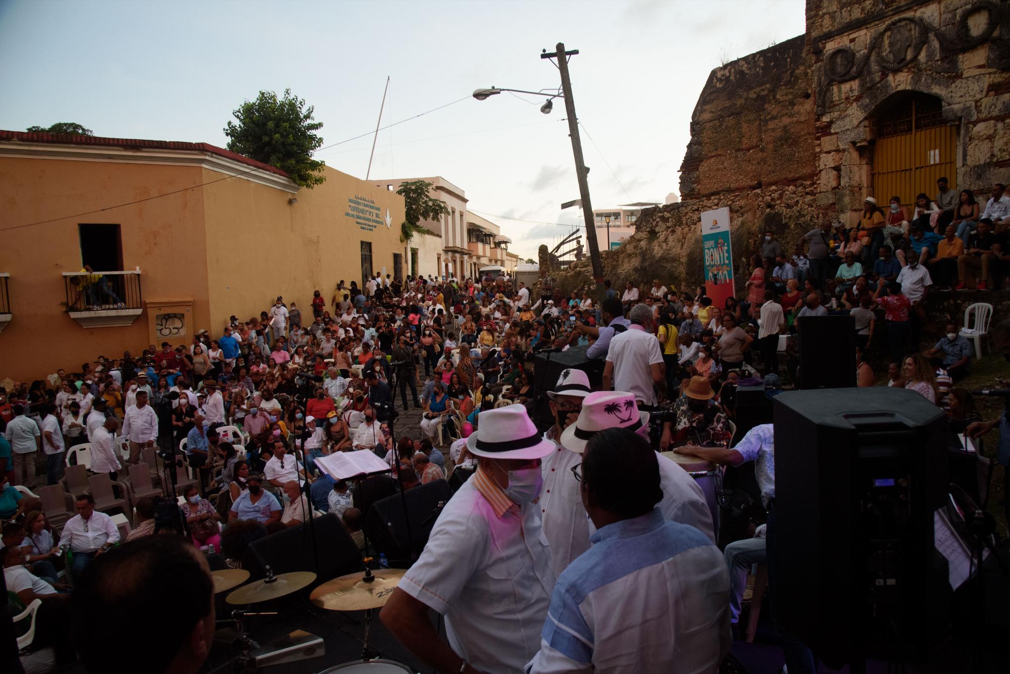 Una gran cantidad de público se dio cita en las Ruinas de San Francisco para disfrutar de la presentación de Bonyé (Foto: Francisco Arias / Diario Libre)