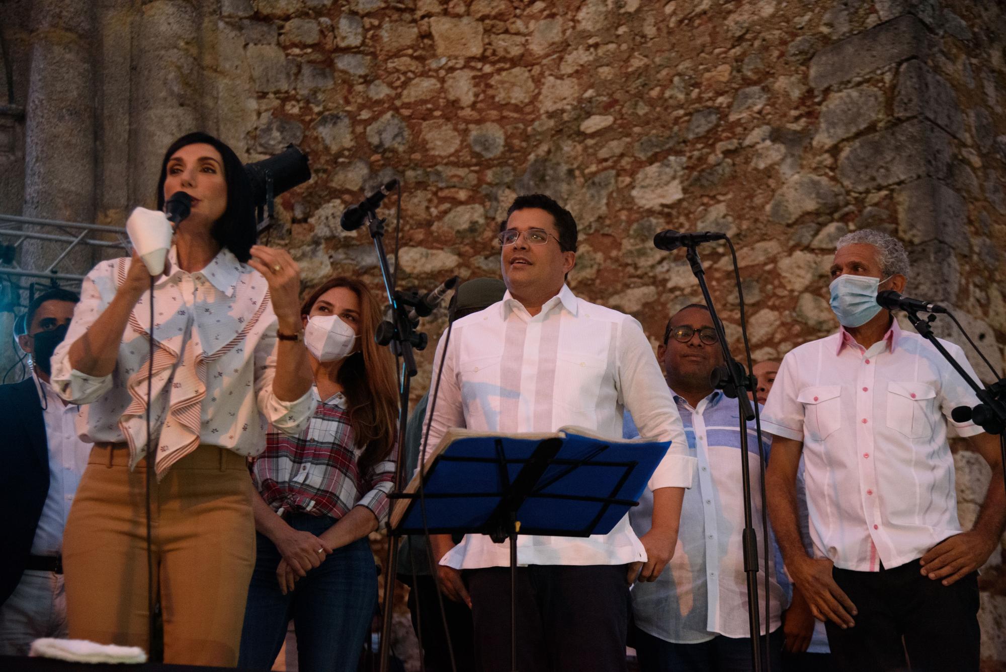 La primera dama Raquel Arbaje, la alcaldesa Carolina Mejía y el ministro de Turismo David Collado, presentaron a los integrantes de Bonyé en el regreso de los conciertos a la Zona Colonial (Foto: Francisco Arias / Diario Libre)