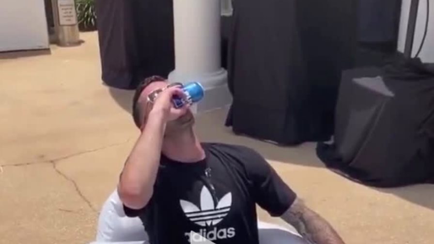 Redick se tomó una cerveza de un sorbo en la burbuja cumpliendo un reto