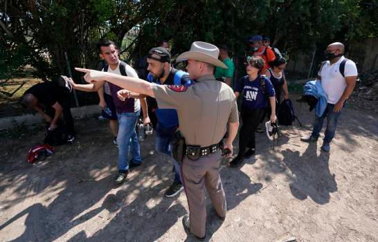 Juez de EE.UU ordena restaurar el programa migratorio Permanezcan en México