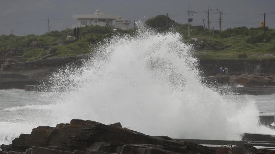Taiwán cancela vuelos y viajes en tren por tifón