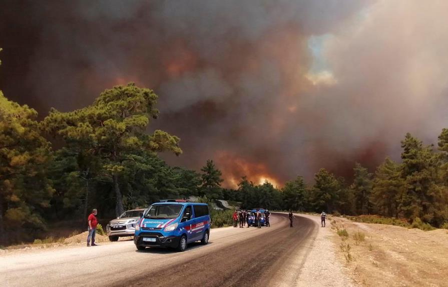 Evacúan pueblos en el Peloponeso griego por incendio forestal descontrolado