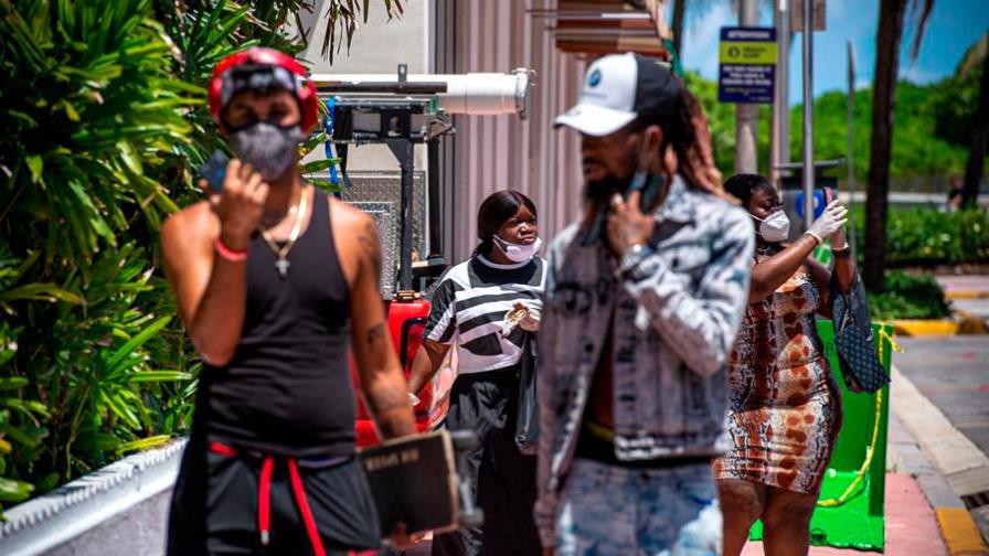 Florida despide al verano con cifras bajas de casos y muertes por COVID-19