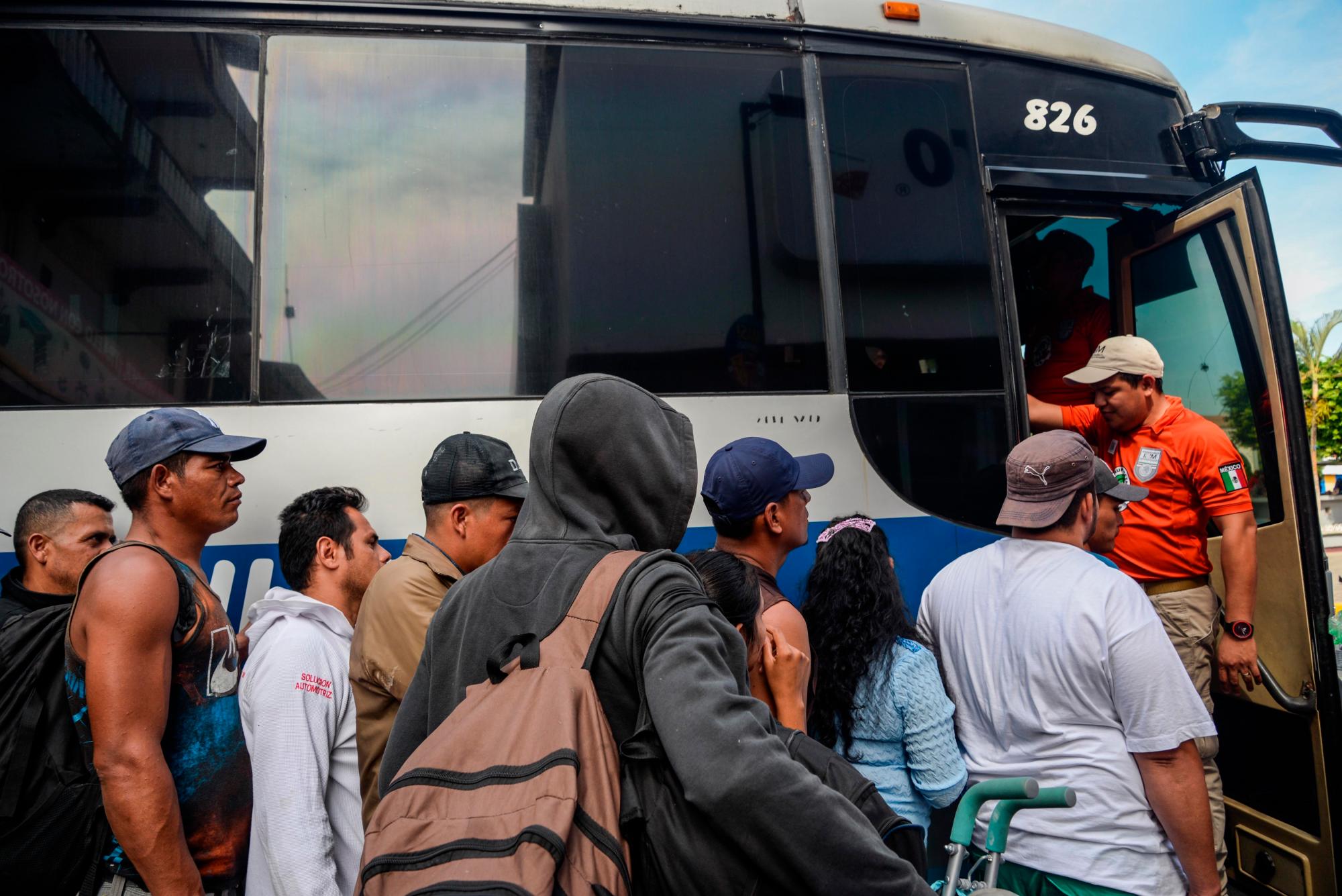  Migrantes hondureños suben a autobuses que los trasladarán desde la ciudad de Tapachula a la fronteriza Ciudad Hidalgo (México). Los migrantes que se encontraba ya en Tapachula buscan acogerse al programa de registro de la tarjeta humanitaria, y regularizar su estancia legal en territorio mexicano, lo que les permitirá buscar trabajo o ir a la frontera e intentar inmigrar a Estados Unidos.