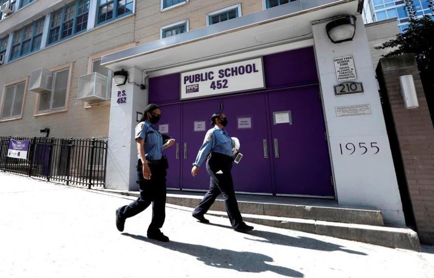 Escuelas de Nueva York retiran su confianza al alcalde por manejo de pandemia
