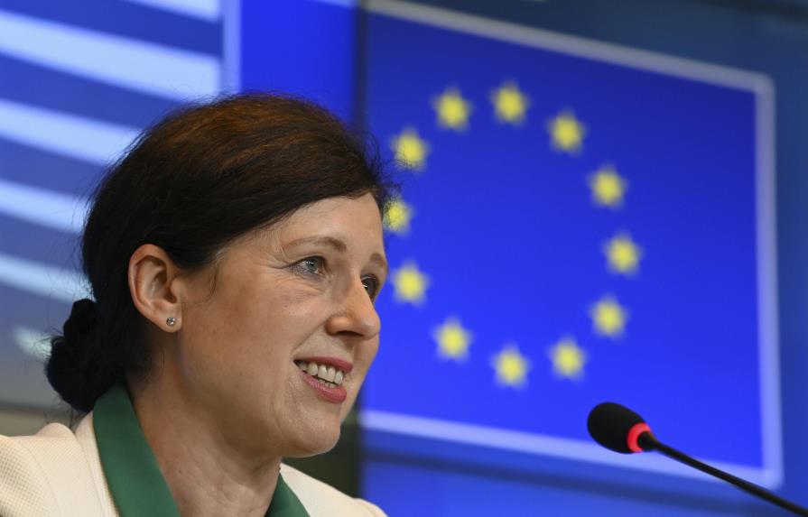 UE advierte a Hungría y Polonia que respeten democracia