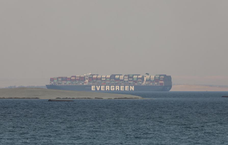 Expertos examinan el casco del mercante atrapado en Suez