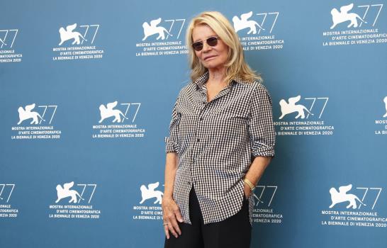 Estrellas en Venecia elogian premios de género neutro