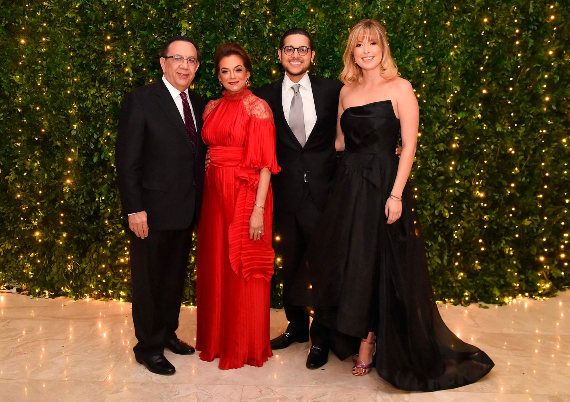 Héctor Valdez Albizu, Fiordaliza Martínez de Valdez, Héctor Manuel Valdez y Begoña Goicochea.