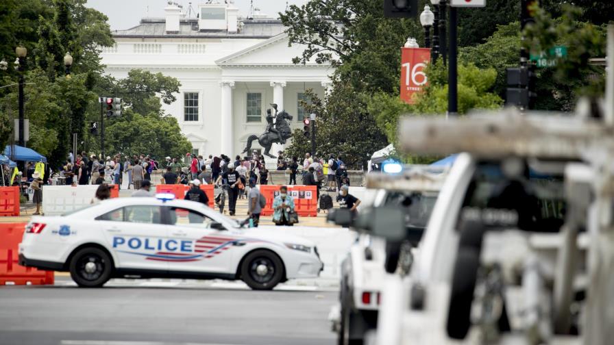 Derriban y queman estatua de general en Washington