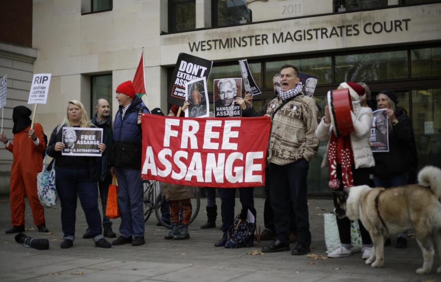 Pareja de Julian Assange pide a Trump que lo indulte