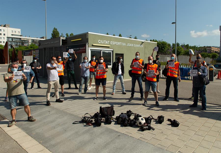 Los fotoreporteros de Barcelona y Madrid protestan contras las medidas tomadas por las autoridades del fútbol, que según afirman, limitan su trabajo.