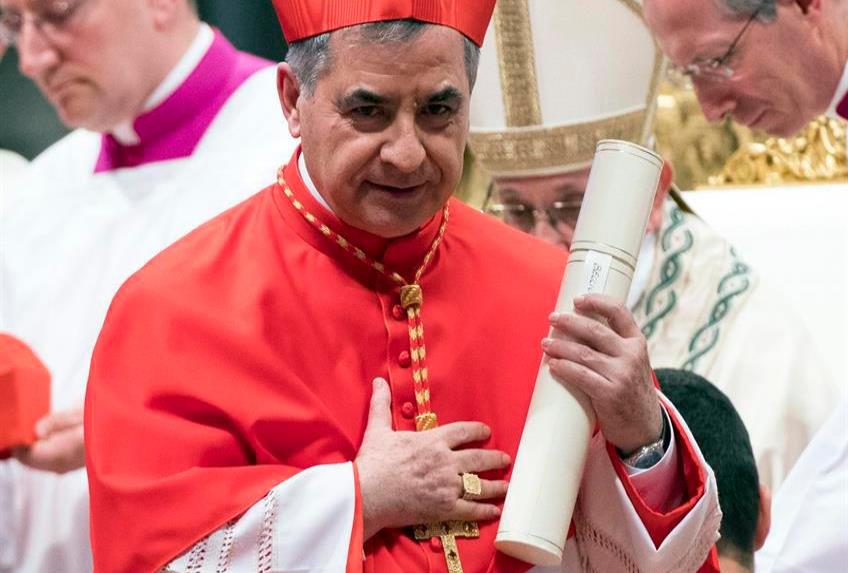El cardenal Becciu, retirado por el papa, asegura que no cometió malversación