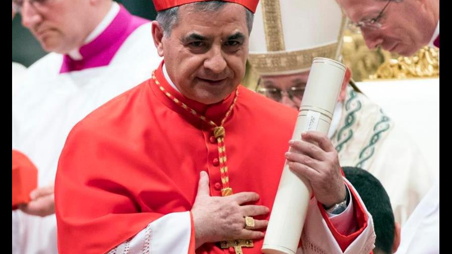 El cardenal Becciu, retirado por el papa, asegura que no cometió malversación