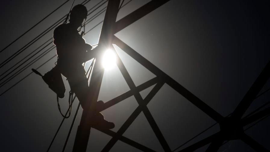 Pandemia frena comercio y tumba precios de la electricidad en Centroamérica