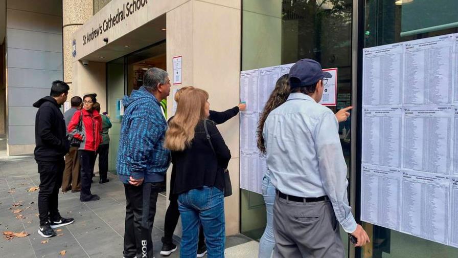 Abren los colegios electorales en Perú para comicios marcados por el covid