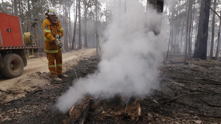 Bomberos en Australia pasan a la ofensiva contra incendios
