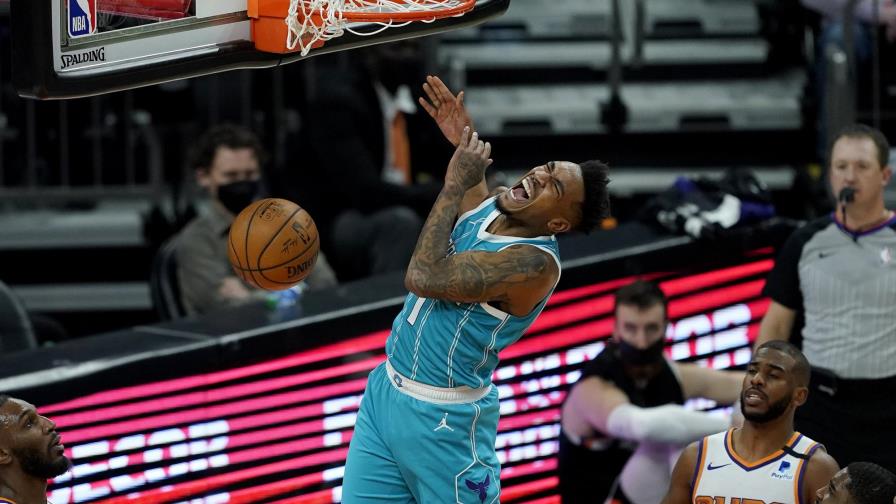 Con 29 puntos de Monk, Hornets enfrían a Suns