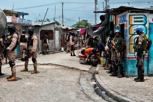 Hallan cuatro cuerpos quemados en violento barrio de Puerto Príncipe