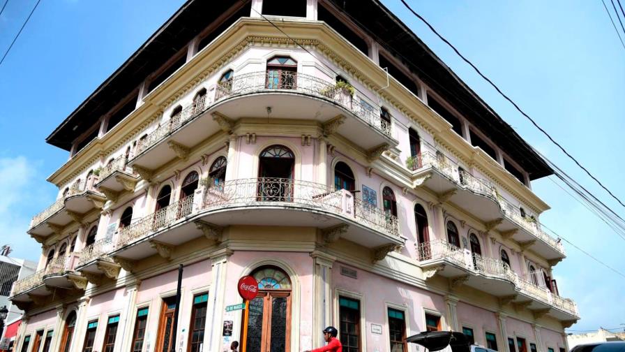 Revitalizan el hotel Mercedes en Santiago a través de obra de arte Revitalizan el hotel Mercedes en Santiago a través de obra de arte