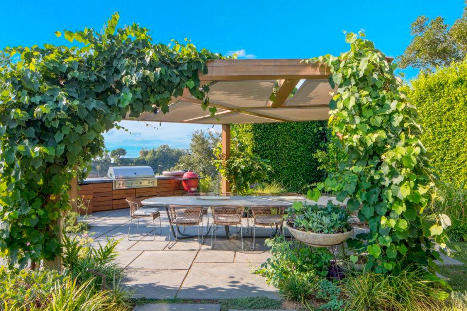 En este rincón espacial, con una pérgola con vistas al cañón, un horno de leña y una parrilla, la familia puede disfrutar de sus encuentros en compañía de amigos.