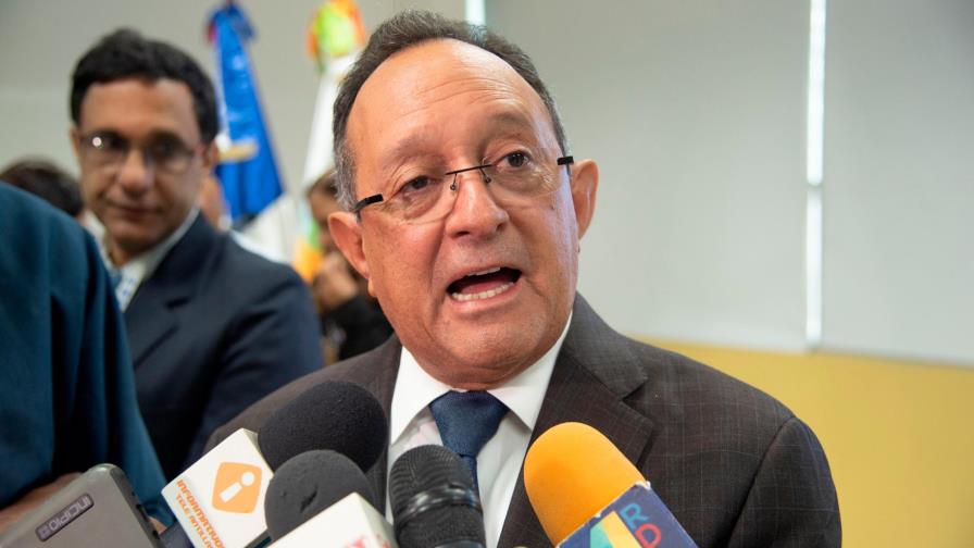 Ministro de Medio Ambiente dice a veces comunidades protegen a depredadores de ríos 