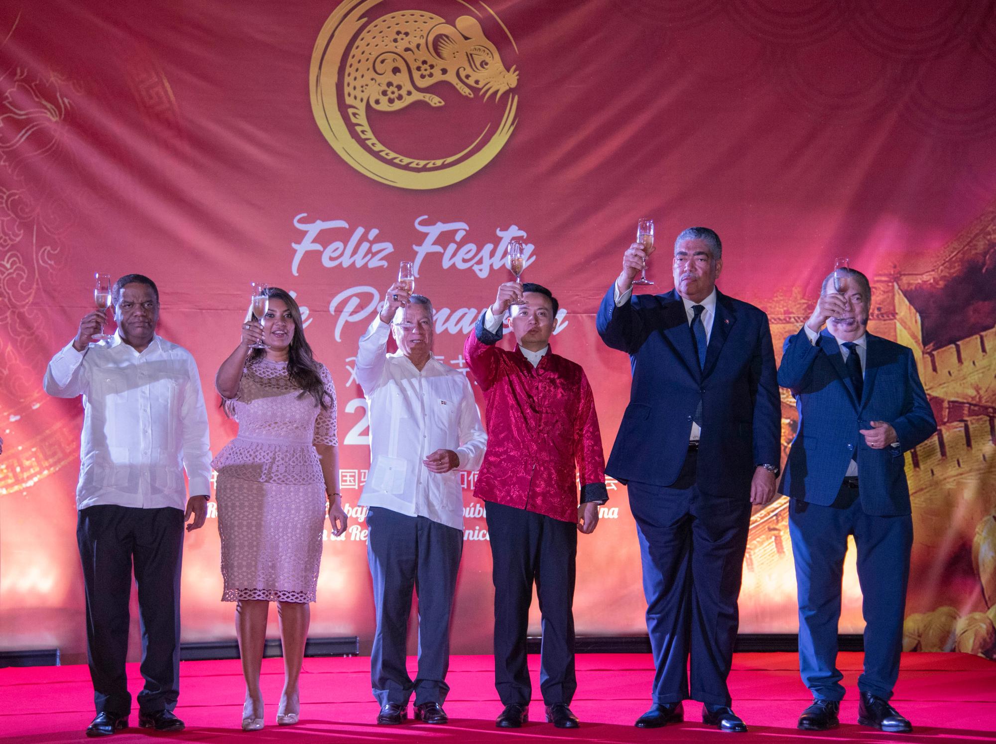 El embajador de China, Zhang Run encabeza el brindis.