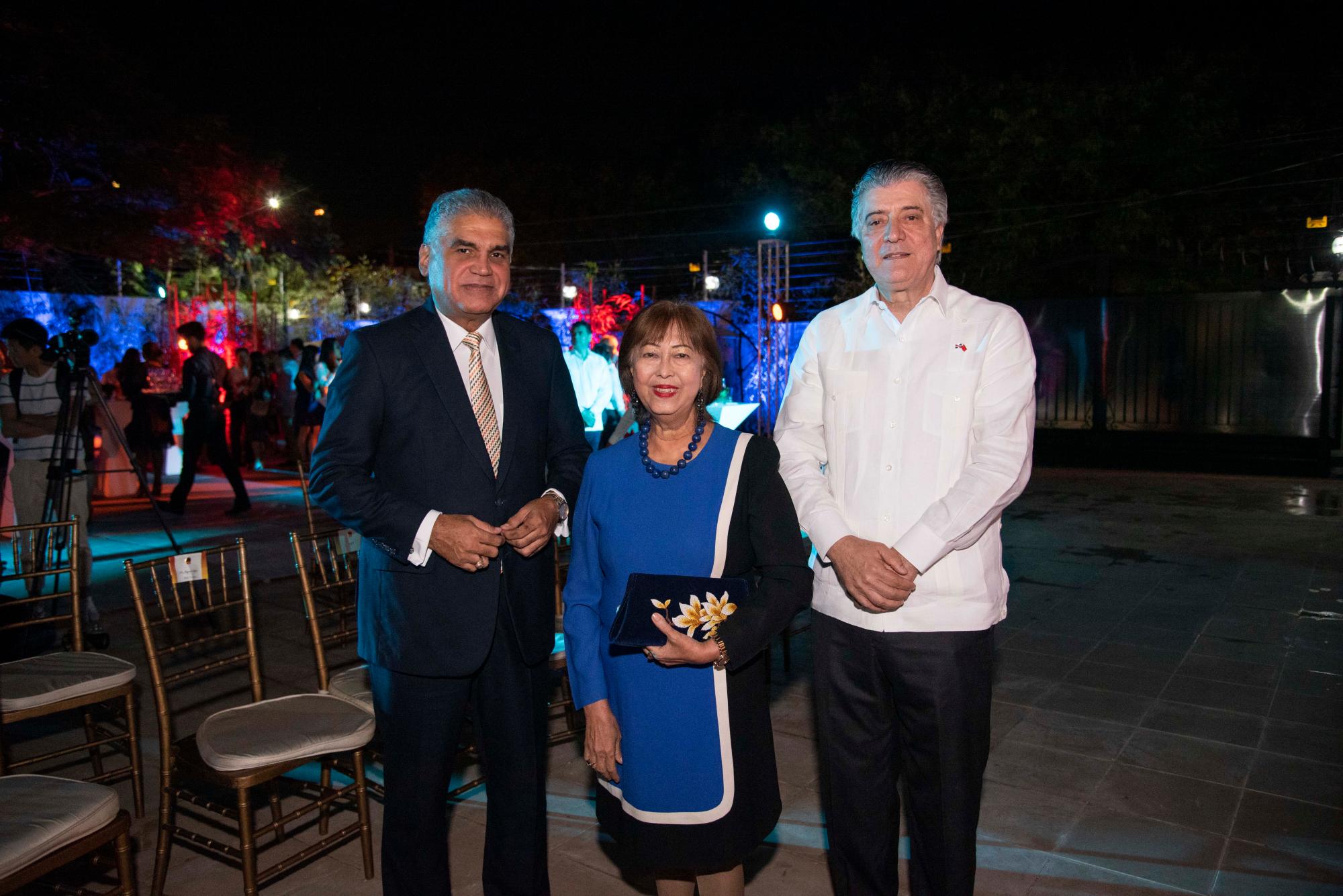 Fausto Fernandez, Rosa NG Baez y Romenti Santana.