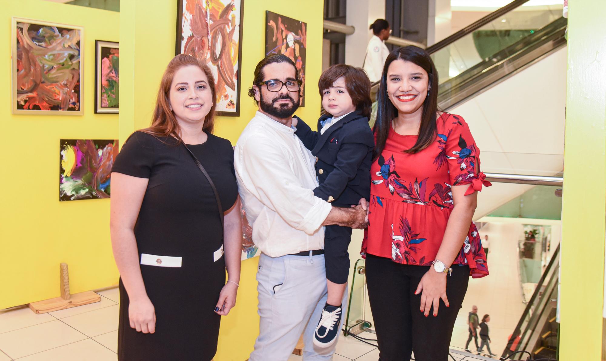 Indira Véliz, Elvis Samuel Compiano, Liam Compiano y Laura Ruiz.