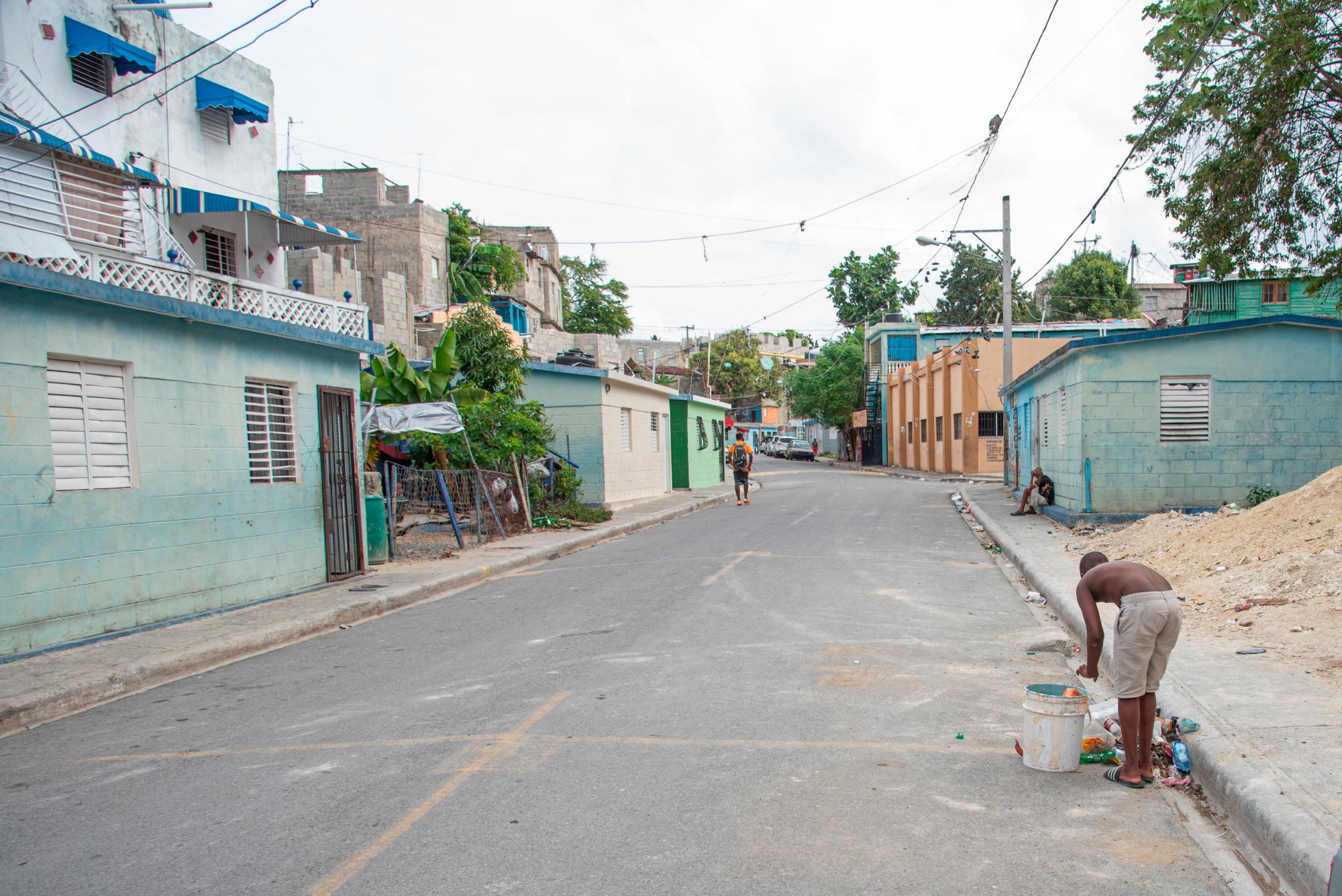 Debajo de esta calle corre la inmundicia de la cañada Guajimía.